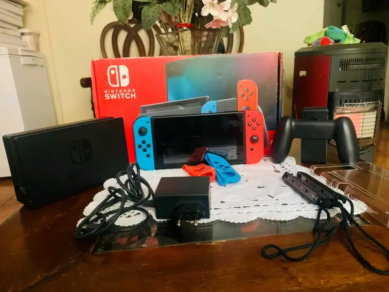 Consola Nintendo Switch con Joy-Con rojo y azul