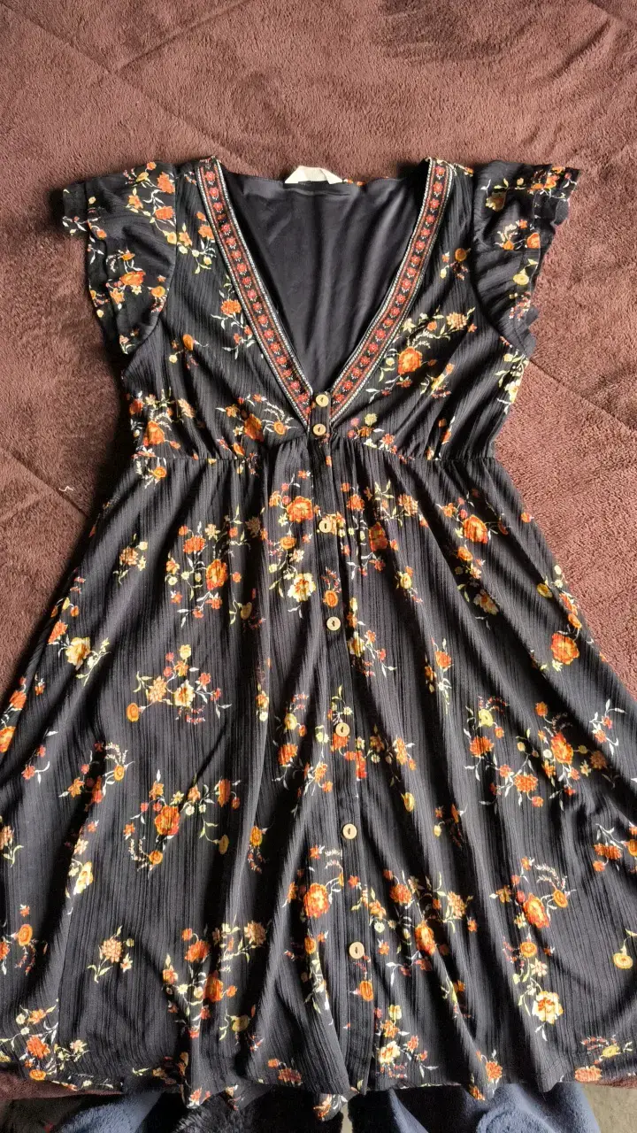 Vestido floral negro con botones - 1