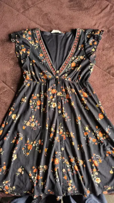 Vestido floral negro con botones - miniatura 1