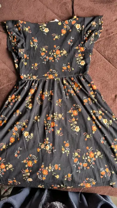 Vestido floral negro con botones - miniatura 2