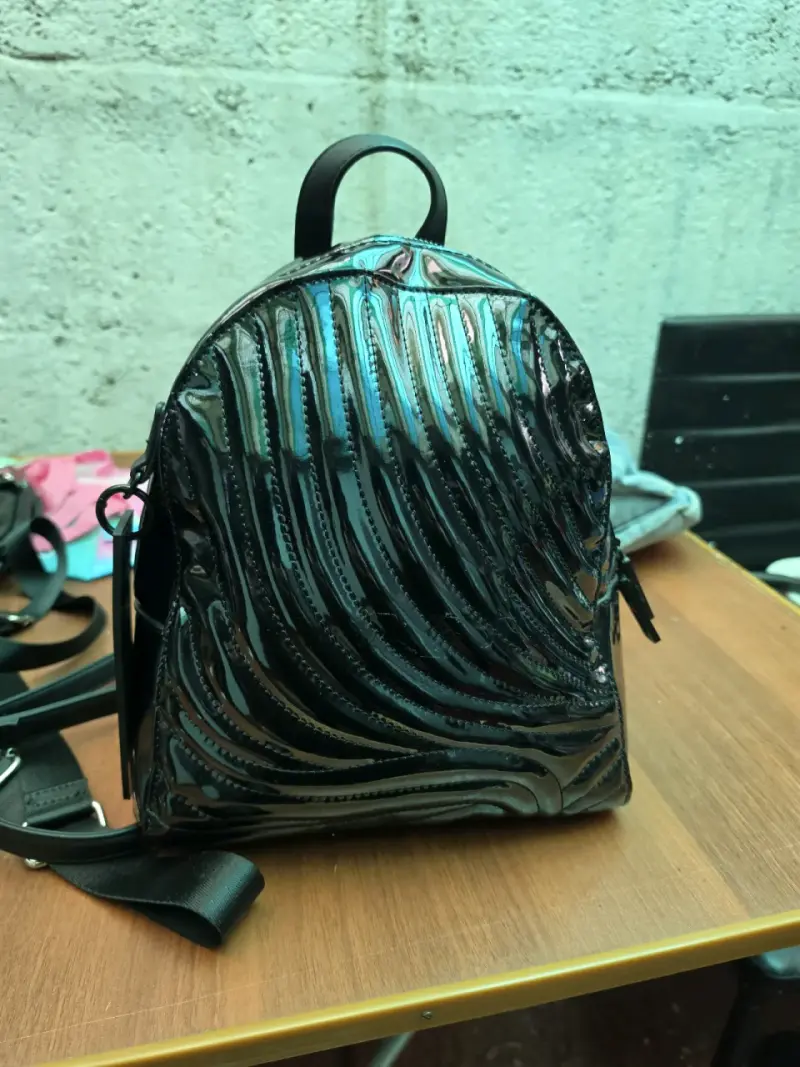 Mochila negra de charol Amphora moderna - 1