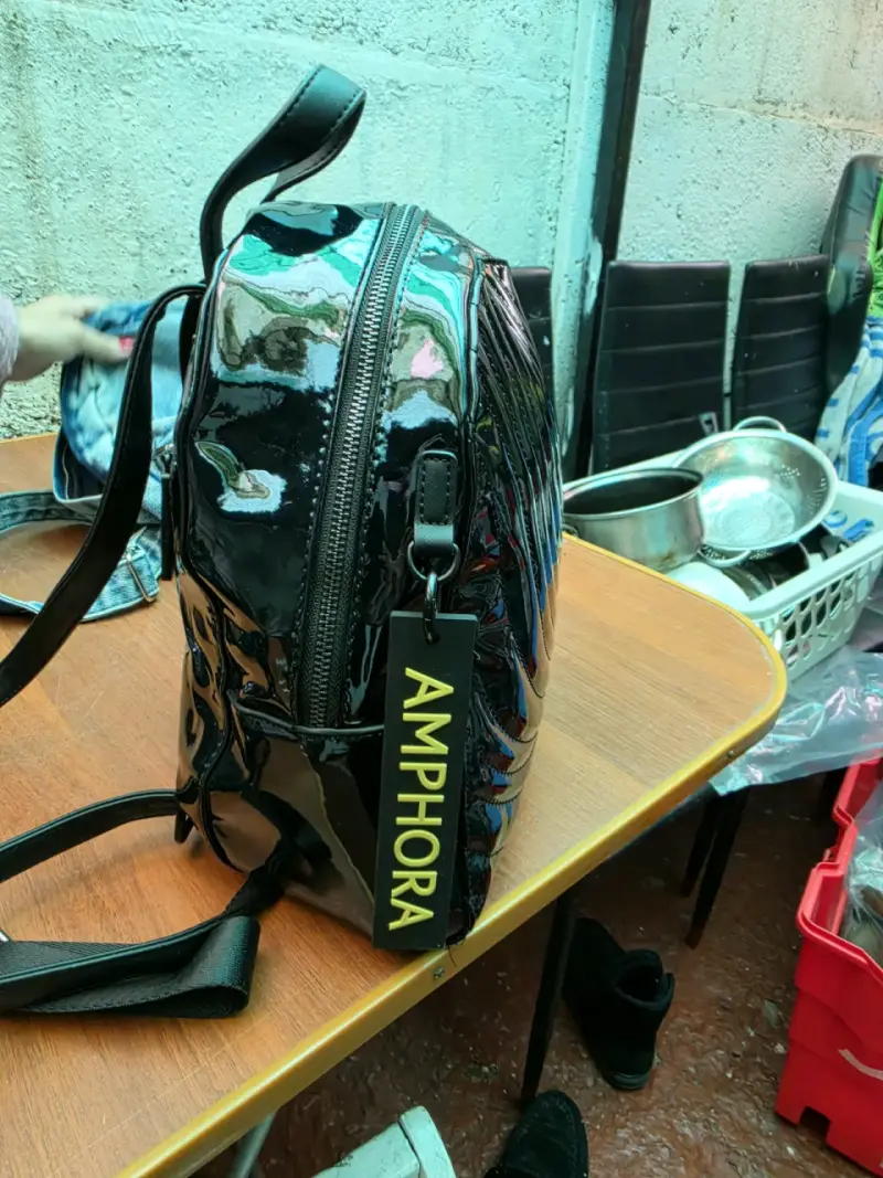 Mochila negra de charol Amphora moderna - 2