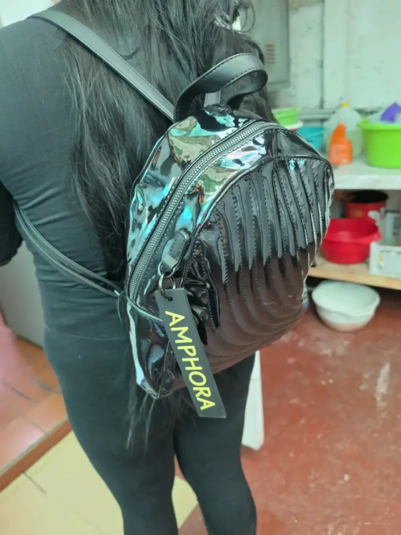Mochila negra de charol Amphora moderna - 4