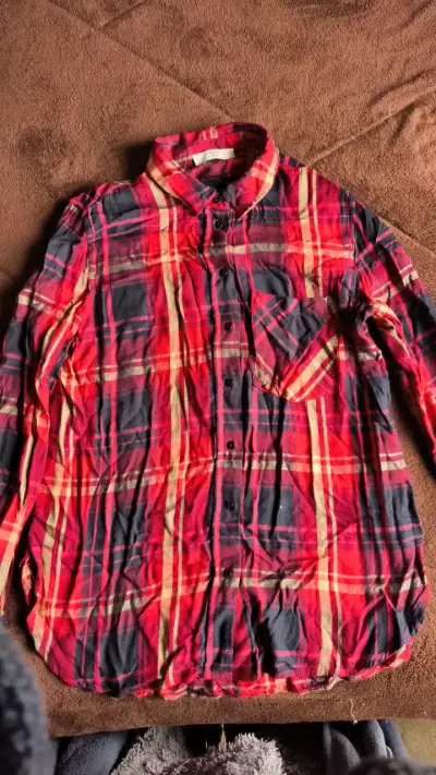 Camisa de franela a cuadros rojos y negros - miniatura 1