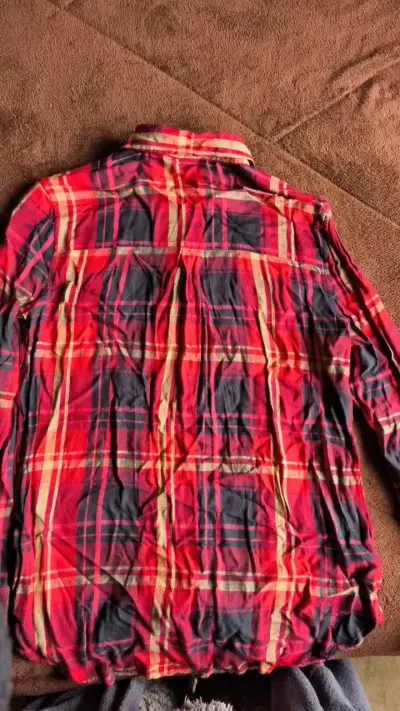 Camisa de franela a cuadros rojos y negros - miniatura 2