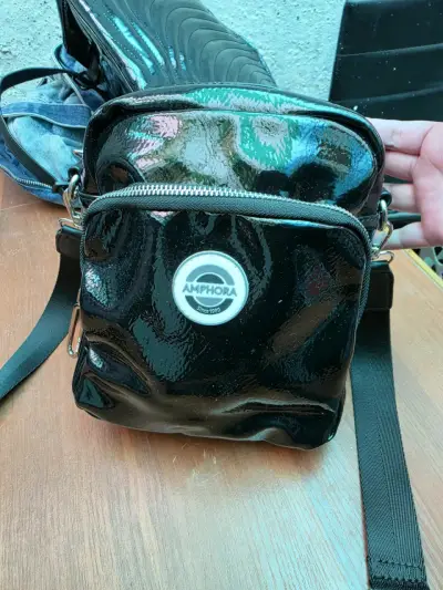 Bandolera negra de charol Amphora con cierre - miniatura 1