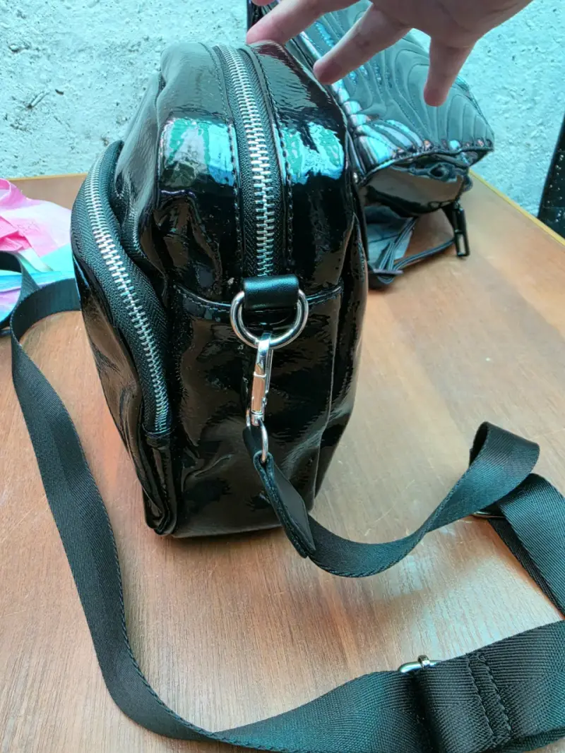 Bandolera negra de charol Amphora con cierre - 3