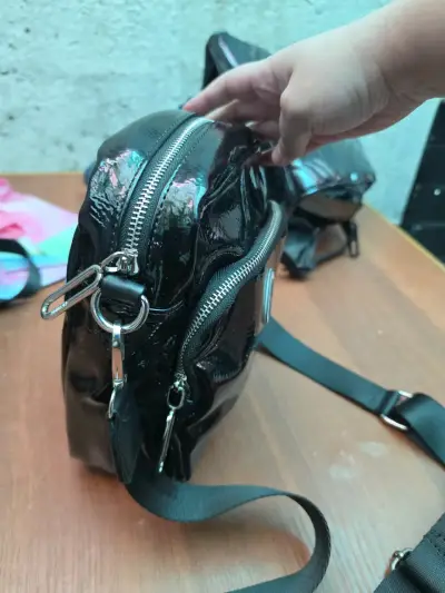 Bandolera negra de charol Amphora con cierre - miniatura 4
