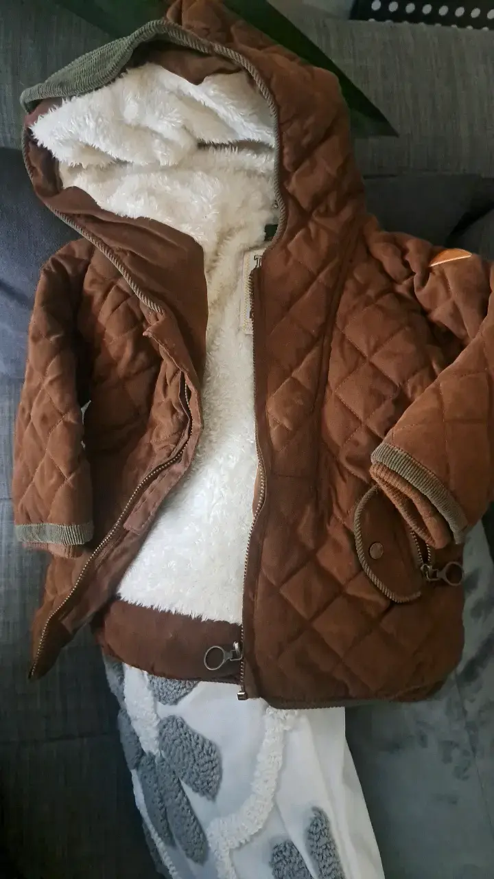 Chaqueta acolchada marrón para niño con capucha - 2