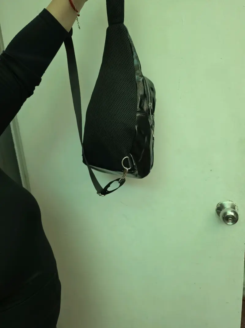 Mochila cruzada negra de cuero sintético opposite - 2