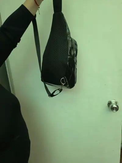 Mochila cruzada negra de cuero sintético opposite - miniatura 2