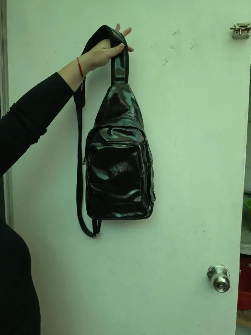 Mochila cruzada negra de cuero sintético opposite - 4
