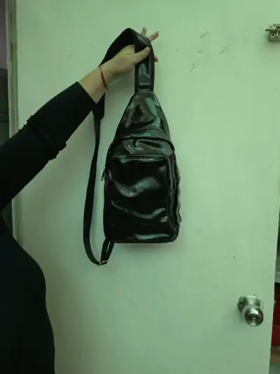 Mochila cruzada negra de cuero sintético opposite - miniatura 5