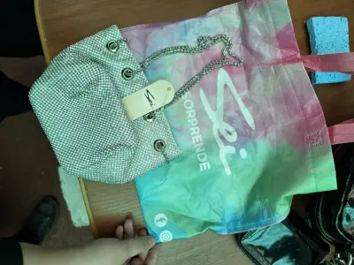 Bolso de mano plateado con cadena Sei - miniatura 1