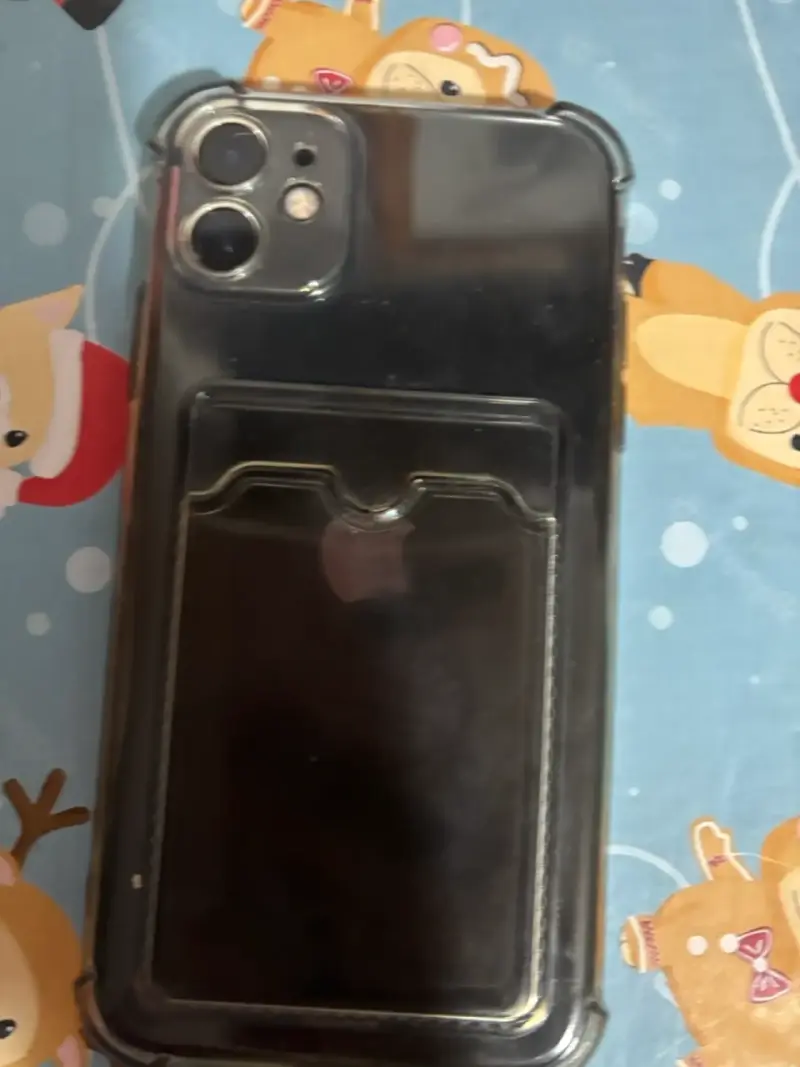 iPhone con funda protectora y soporte - 2