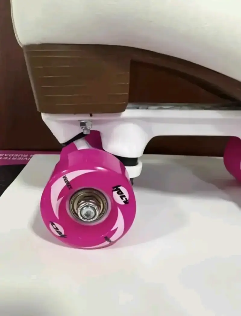 Patines de cuatro ruedas blancos con detalles rosados - 2