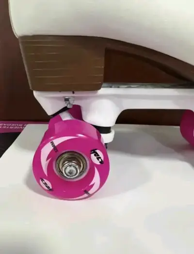 Patines de cuatro ruedas blancos con detalles rosados - miniatura 2
