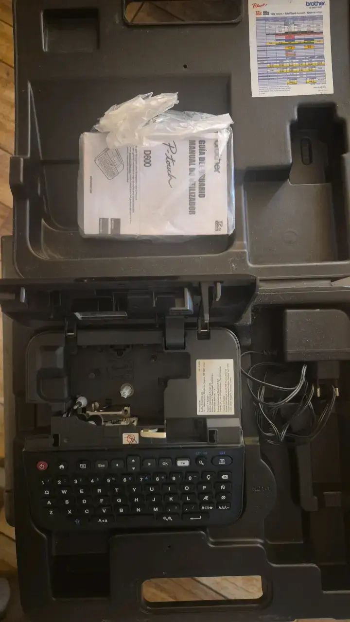 Rotuladora Brother P-touch D600 con teclado QWERTY - 2