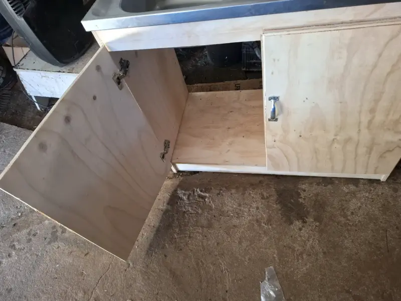 Mueble de cocina con lavaplatos de acero inoxidable - 1