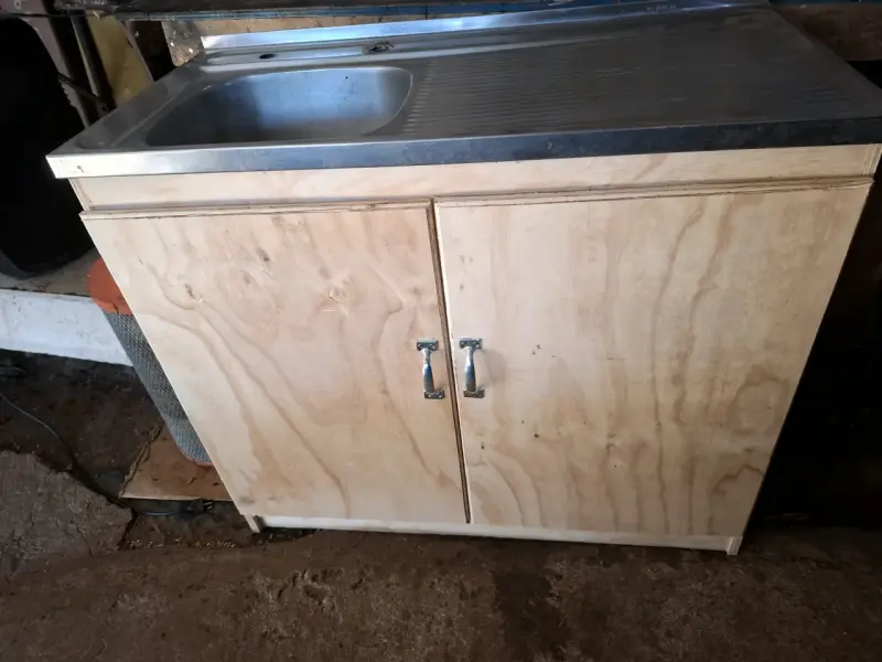 Mueble de cocina con lavaplatos de acero inoxidable - 2