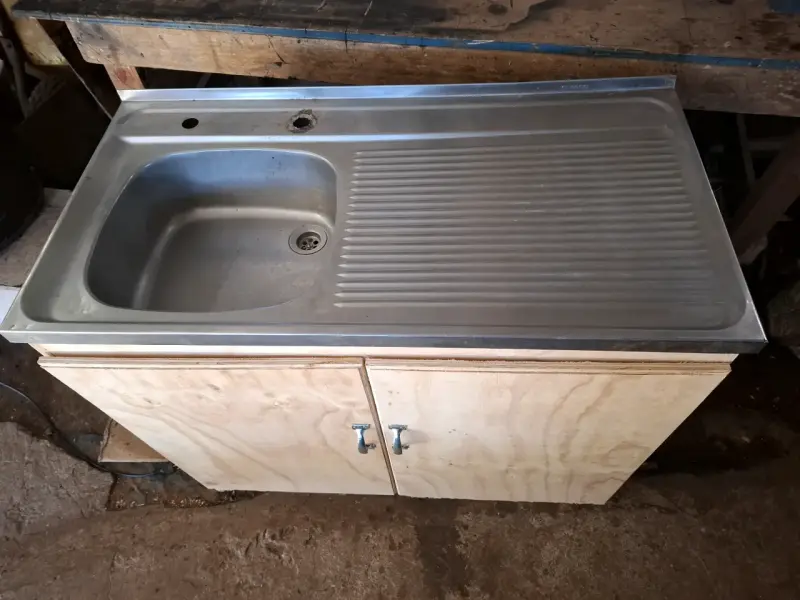 Mueble de cocina con lavaplatos de acero inoxidable - 3