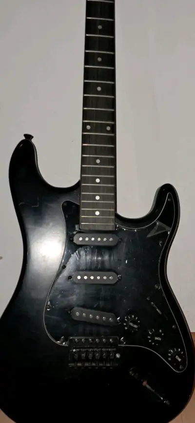 Guitarra eléctrica Scorpion negra usada - miniatura 1