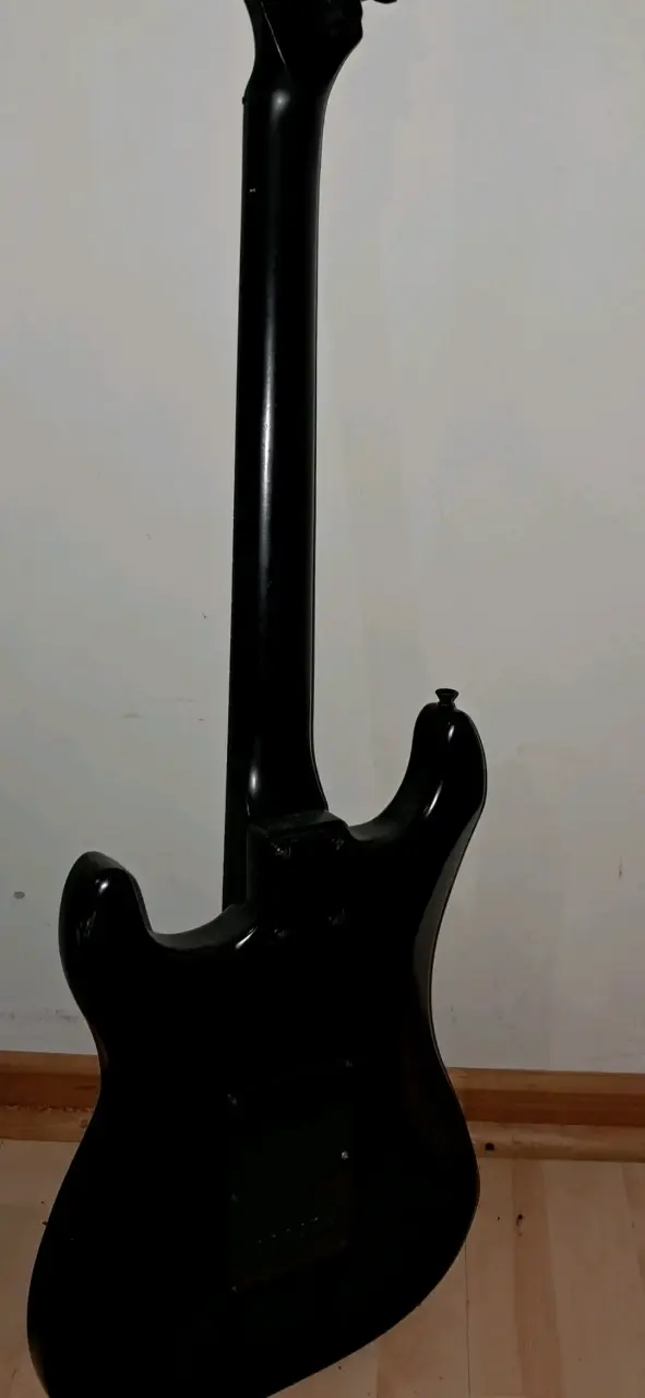 Guitarra eléctrica Scorpion negra usada - 2