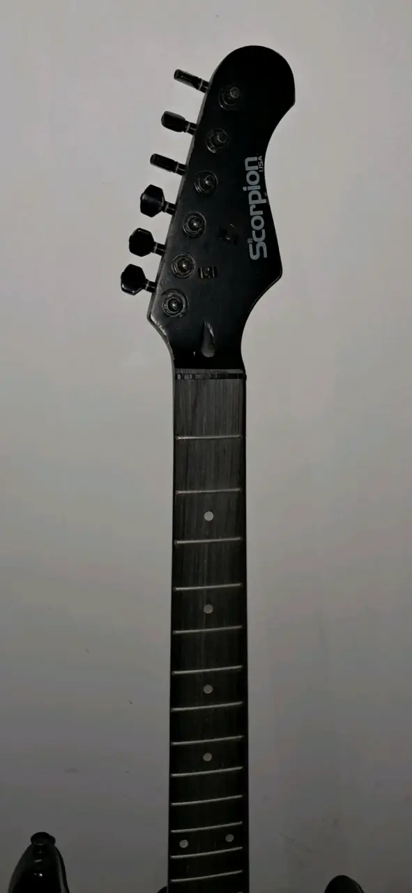 Guitarra eléctrica Scorpion negra usada - 3