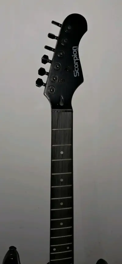 Guitarra eléctrica Scorpion negra usada - miniatura 3