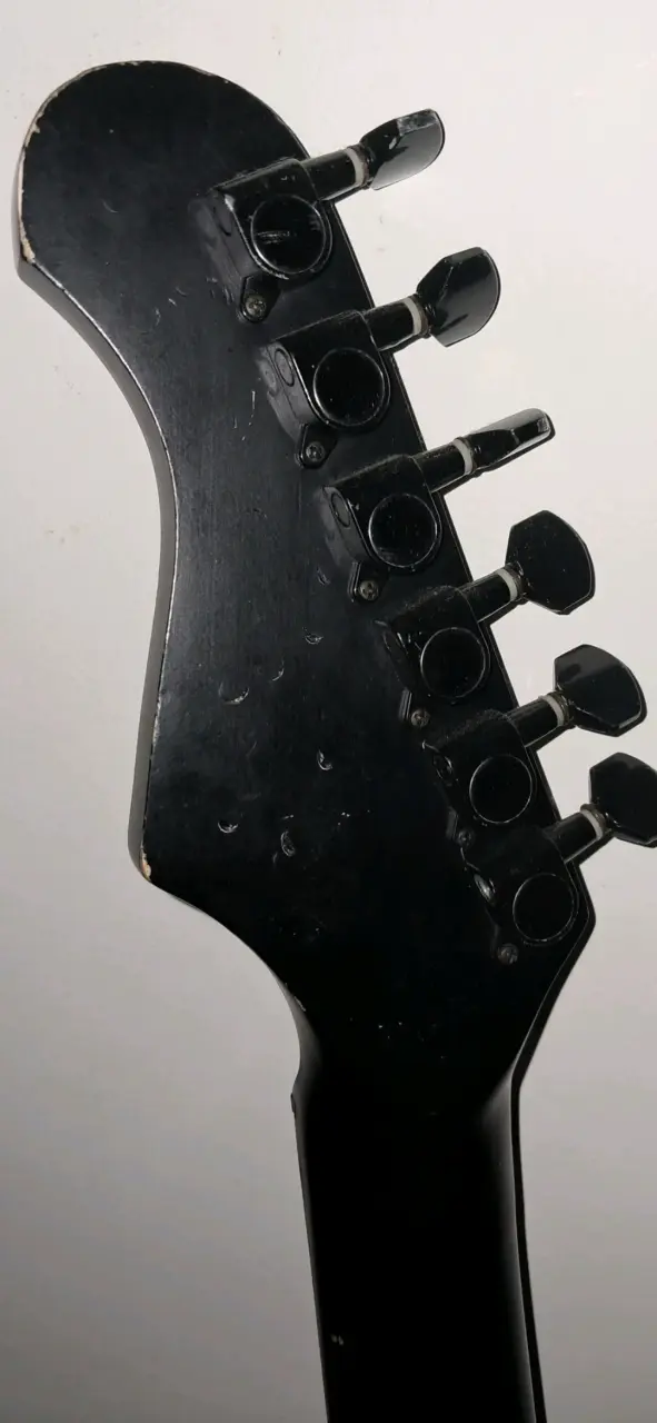 Guitarra eléctrica Scorpion negra usada - 4