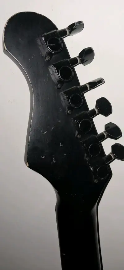 Guitarra eléctrica Scorpion negra usada - miniatura 4