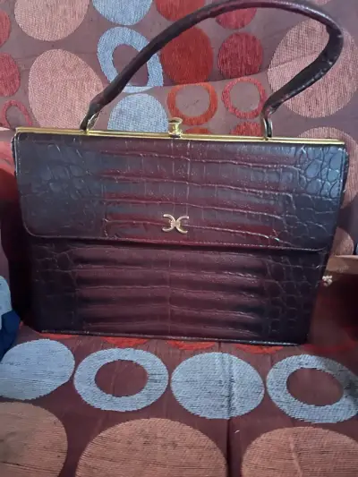 Cartera de cuero marrón con diseño de cocodrilo - miniatura 1