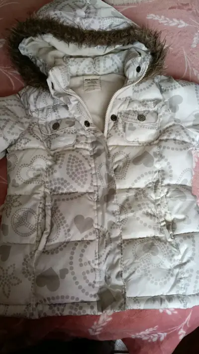 Chaqueta acolchada para niña Old Navy con capucha - miniatura 1