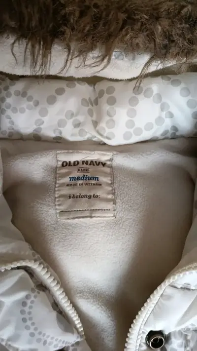 Chaqueta acolchada para niña Old Navy con capucha - miniatura 2