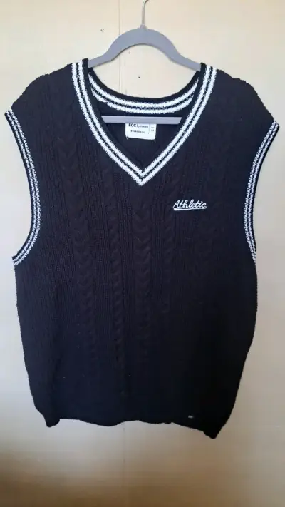 Chaleco sin mangas negro estilo deportivo - miniatura 1