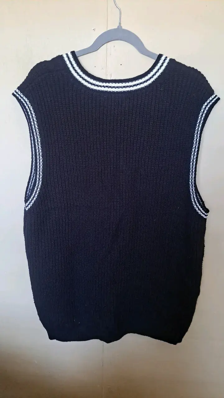 Chaleco sin mangas negro estilo deportivo - 2