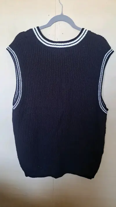 Chaleco sin mangas negro estilo deportivo - miniatura 2