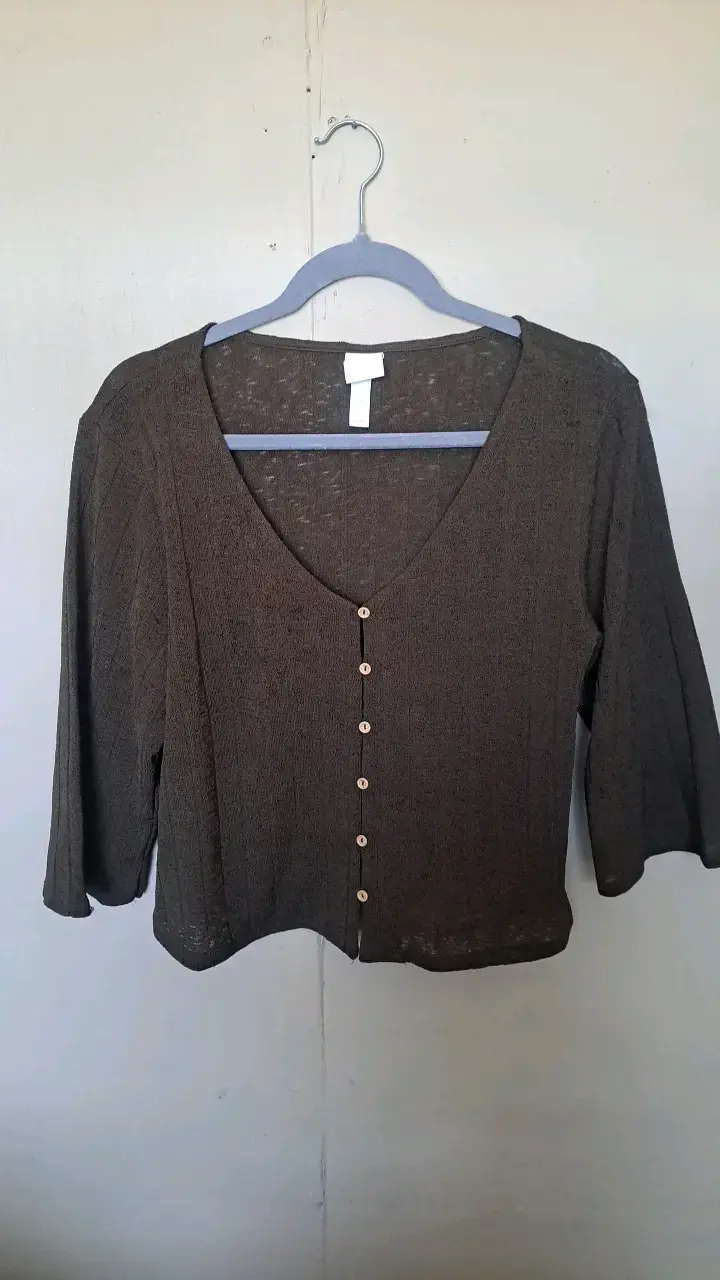 Cardigan de punto marrón con botones - 1