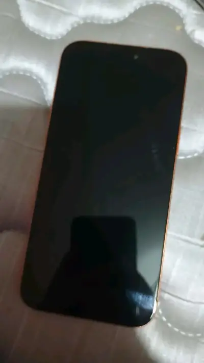 iPhone naranja en buen estado - miniatura 2
