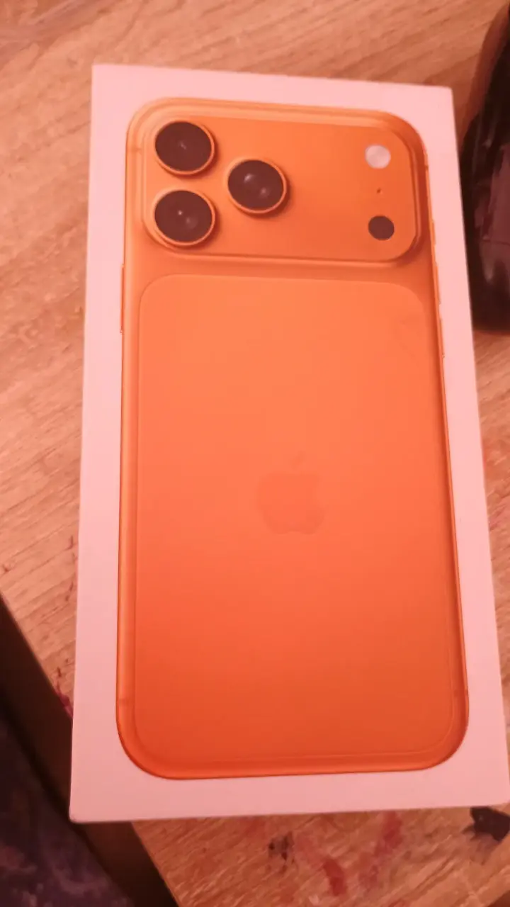 iPhone naranja en buen estado - 4