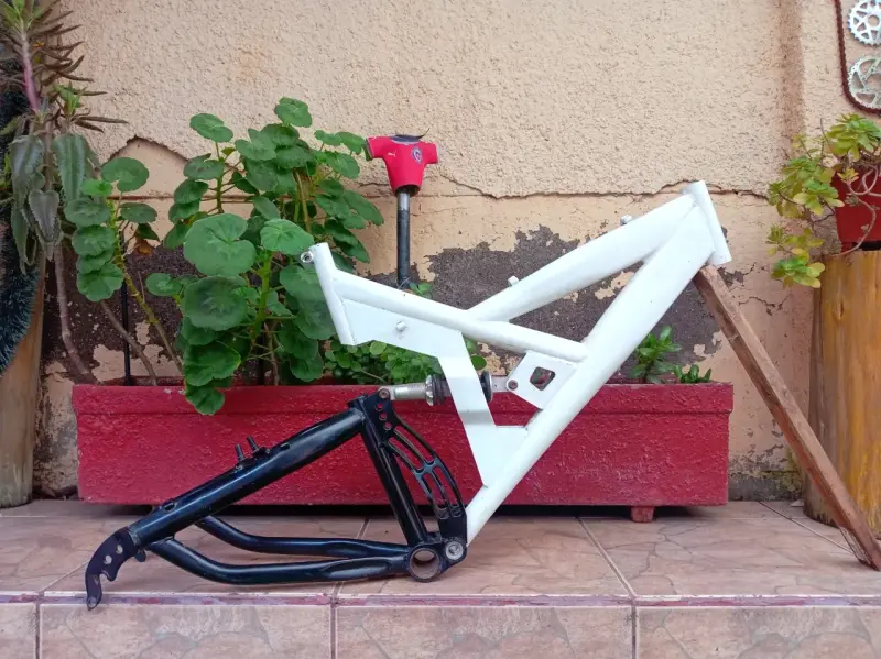 Cuadro de bicicleta Upland aro 24.