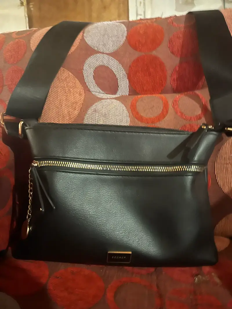 Cartera bandolera negra con cierre dorado - 1