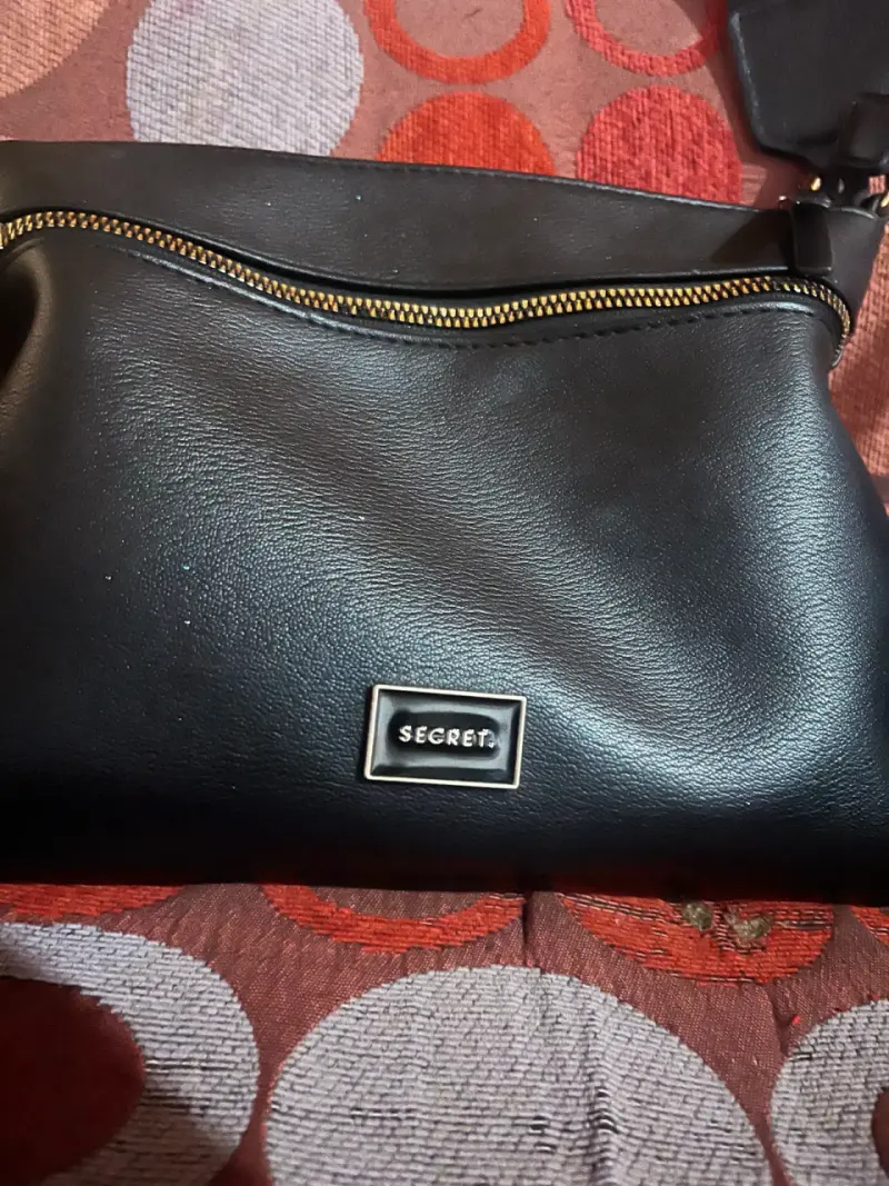 Cartera bandolera negra con cierre dorado - 2