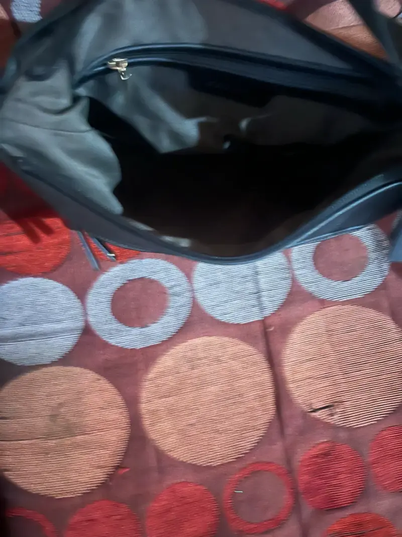 Cartera bandolera negra con cierre dorado - 3