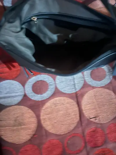 Cartera bandolera negra con cierre dorado - miniatura 3