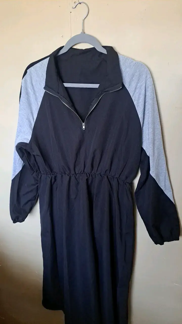 Vestido deportivo negro con mangas grises - 1