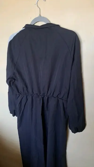 Vestido deportivo negro con mangas grises - miniatura 2