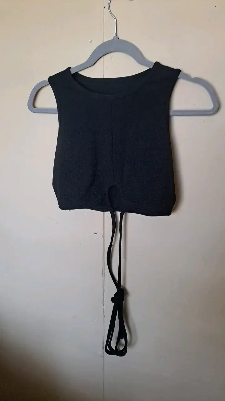 Top corto negro con tiras ajustables - 1