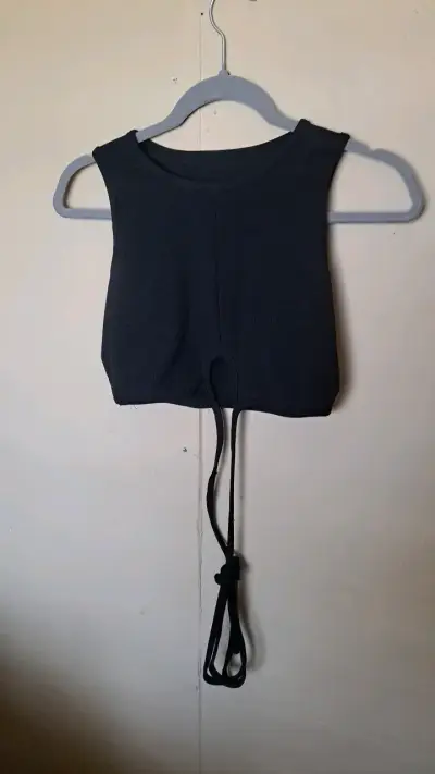 Top corto negro con tiras ajustables - miniatura 1