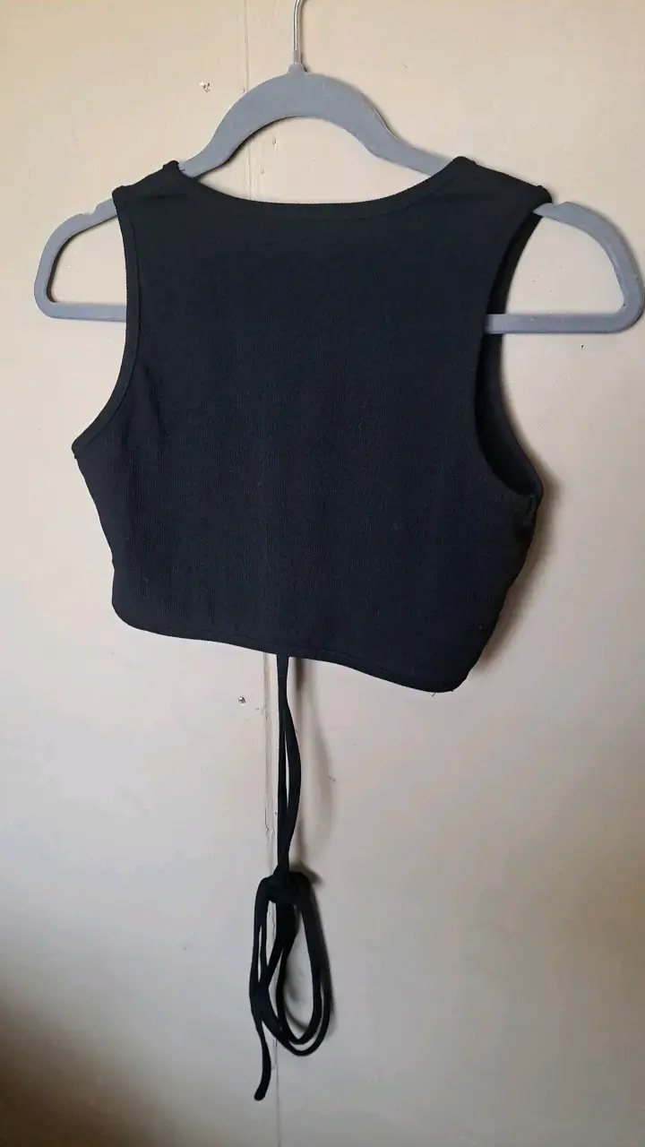 Top corto negro con tiras ajustables - 2